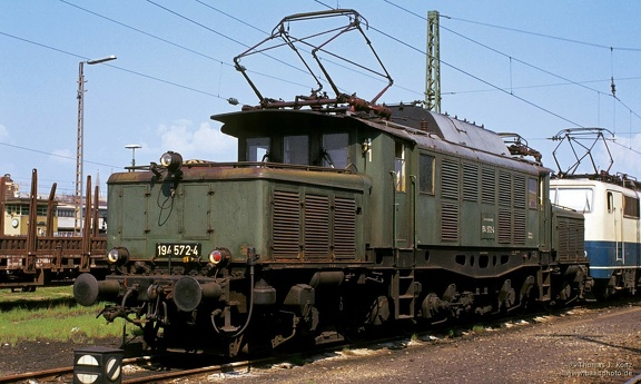 194 572
