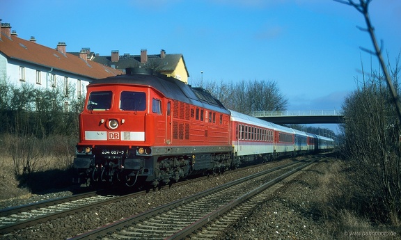 232 657