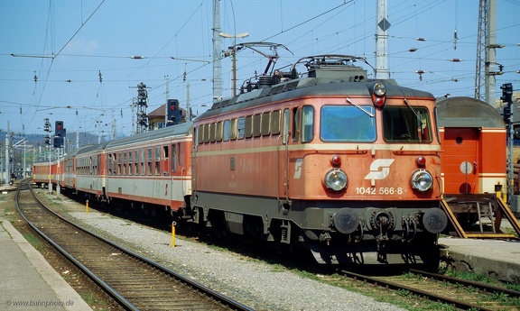 1042 566