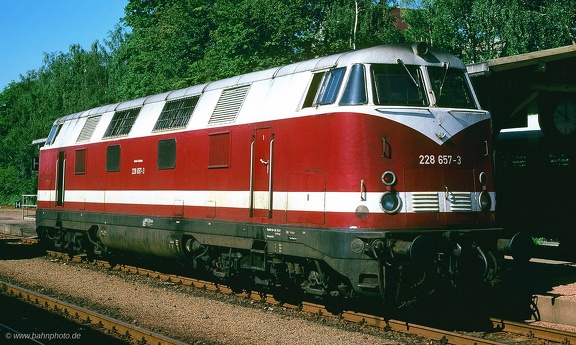 228 657