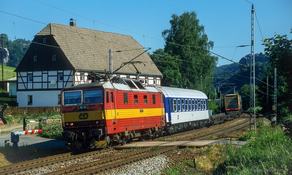 372 010