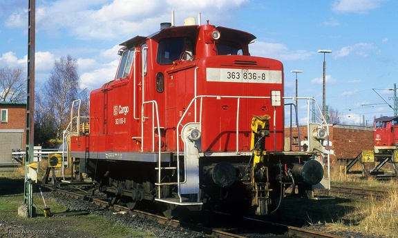 363 836