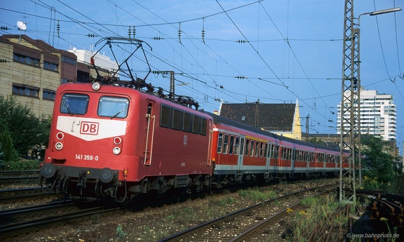 141 359