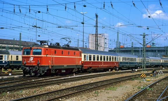 1044 028