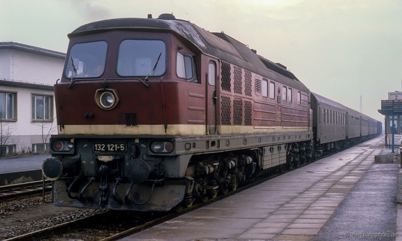 232 121