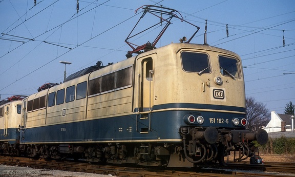 151 162