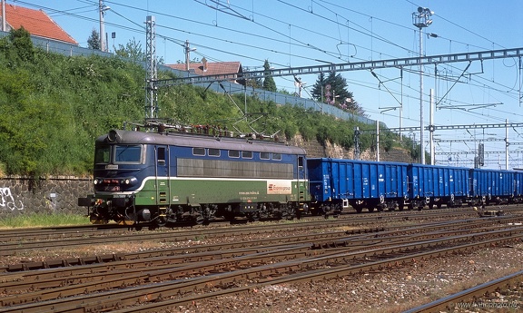 242 556