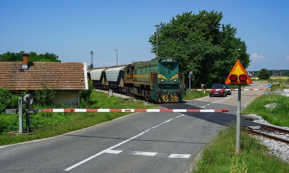 664 102