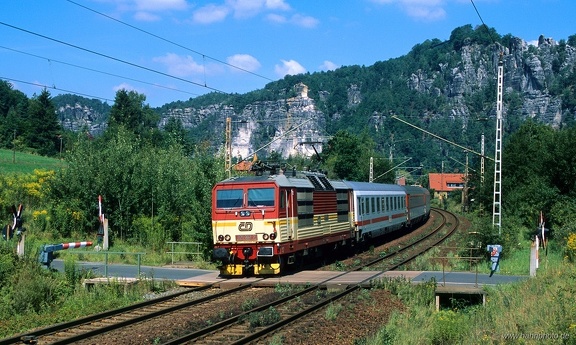 371 002