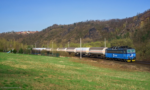 363 032