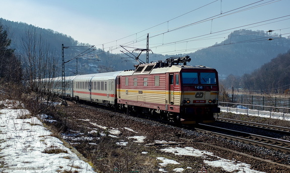 371 015